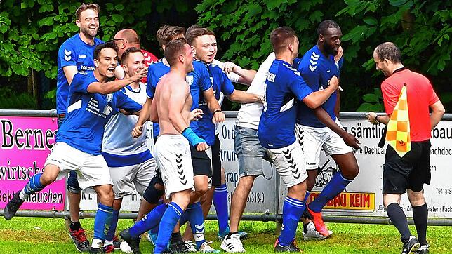 Grenzenloser Jubel: Abdoulaye Traore (rechts) hat soeben den 1:0-Siegtreffer für die SF Schliengen in der Nachspielzeit gegen den ...