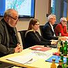 Stadtplaner Andreas Wieser (links) erläutert dem Rat den Gaienhofener Bebauungsplan für die Hauptstraße-Ost. Neben ihm (von links) ...