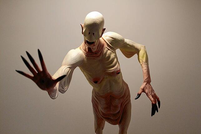 Diese Figur wird als Pale Man (engl.: bleicher Mann) bezeichnet. Das Wesen kommt in dem Film „Pan‘s Labyrinth“ vor.