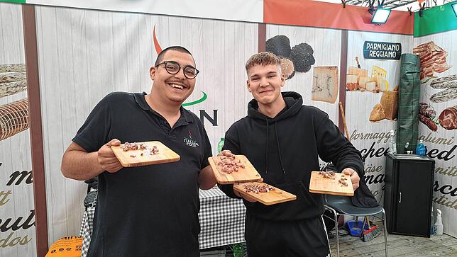 Am Stand von Marco Marano und Giovanni Girardi können Besucher verschiedene Arten von Salami probieren.