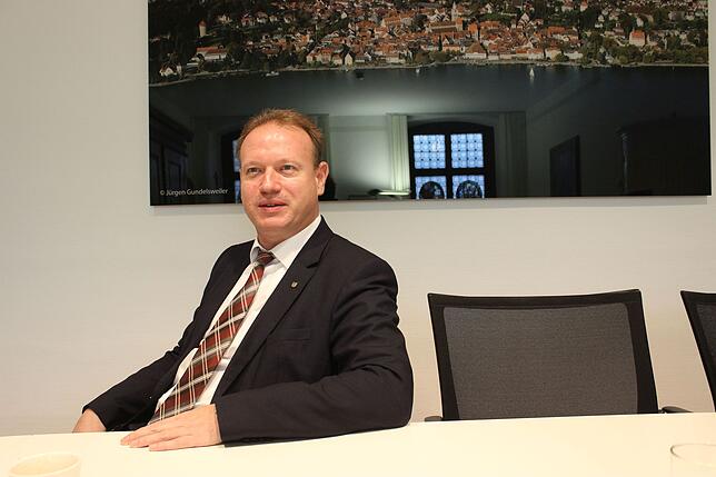 Jan Zeitler in seinem Dienstzimmer im Rathaus Überlingen.
