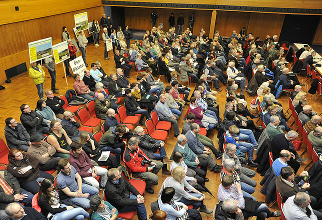 Großer Andrang in den Donauhallen bei der öffentlichen Sitzung des Petitionsausschusses.