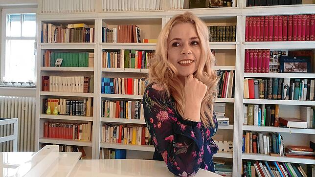 Eva-Maria Bast, Bestsellerautorin, schreibt jährlich bis zu sechs Romane. Mittlerweile fragen die Verlage bei ihr an, weil sie wollen, ...