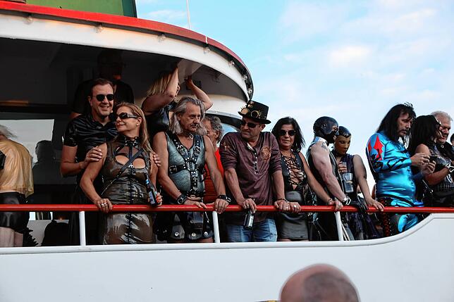Bild 10: Torture Ship 2022 legt in Konstanz an – Alle Bilder vom BDSM-Schiff, Teil 1