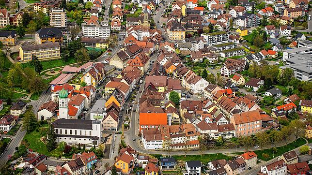 Die Stockacher Oberstadt aus der Luft. Es fehlt an Grünflächen und großen Plätzen, weshalb die Stadt nun große Änderungen plant, um die ...