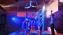 Bei der Jubiläumshow zeigt der Zirkus Zebrasco erstmals Luftakrobatik an den Strapaten.
