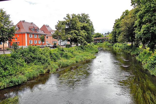 Die Brigach entlang Hermann-Fischer-Allee fließt wenige Tage nach den Hochwasserereignissen in Baden-Württemberg und Bayern ruhig dahin. ...