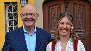 Melina Bachleitner ist die Bodensee-Weinprinzessin 2025/26. Hier steht sie neben Jürgen Dietrich, dem Direktor des Staatsweinguts Meersburg.