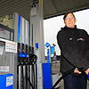 Diana Gebhard tankt am 15. November mit ihrem Privatwagen an der Aral am Ortseingang Konstanz Super für 1,76 Euro pro Liter. Der ...