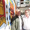 Drei Meter hoch und 2,5 Meter breit ist der Blickfang: Jochen Baur und Peter Meess auf Augenhöhe mit dem Wappen des Hauses ...