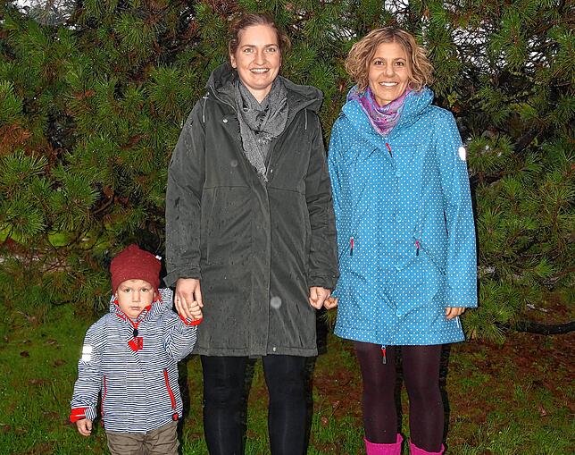 Familientreffleiterin Hannah Monkos (rechts) freut sich mit Kursleiterin Solveig Kowalik und Karl über viele neue Angebote für Väter, ...