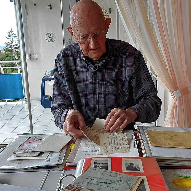 Peter Grempels hat alle wichtigen Dokumente seines langen Lebens aufbewahrt, auch die seiner Frau Ilse sind gut im Ordner einsortiert.
