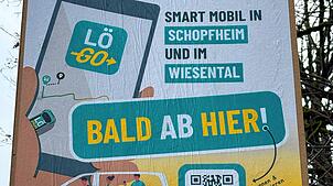 Eine Plakataktion wirbt für das neue Nahverkehrsangebot LöGo-Bus. Bild: Monika Weber