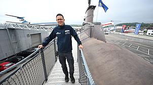 Der stellvertretende Werkstattleiter des Technik Museums Sinsheim, Matthias Krieg, steht auf dem Steg neben U17.