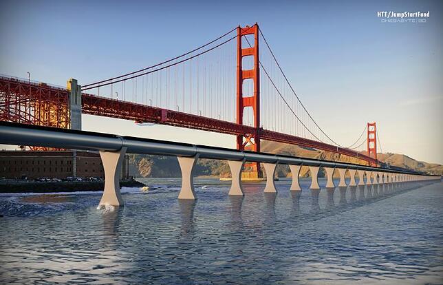 Die Darstellung zeigt die Hyperloop-Röhre vor dem Hintergrund der Golden-Gate-Brücke in Kalifornien.