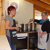 "Chefköchin" Rowitha Neff (rechts) und Petra Wanner sorgen dafür, dass es Gemüsesuppe mit Würstchen gibt.