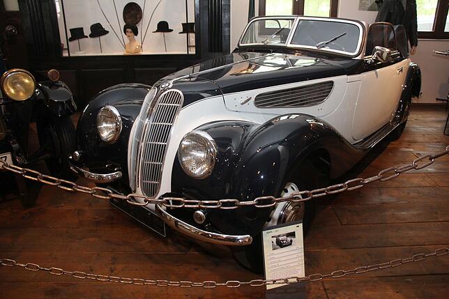 Oldtimer-Liebhaber dürfen sich auf einen BMW 327 freuen, ein Tourensportwagen, den die Bayerischen Motoren Werke von 1937 bis 1941 in ...
