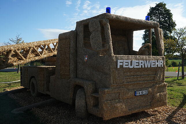 Das Feuerwehrauto auf dem Höchenschwander Strohskulpturen-Wettbewerb.