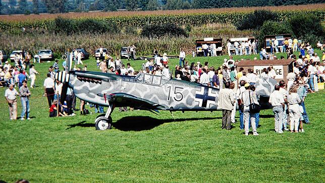 Historische Flugzeuge, wie diese Messerschmidt Bf-109, waren für die Besucher bei der Flugschau in Hilzingen hochinteressant. Das ...
