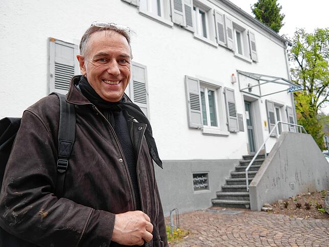 Architekt Peter Schuch vor dem derzeit geschlossenen Polizeiposten in Gottmadingen.
