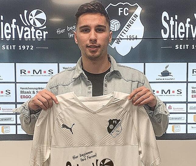 Das neue Trikot: Astrid Adiloski mit seiner künftigen Fußballkleidung.