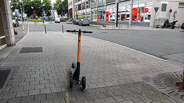 Laut Verleihfirma ist das die Ausnahme: Ein E-Roller steht mitten auf dem Gehweg der Erzbergerstraße.
