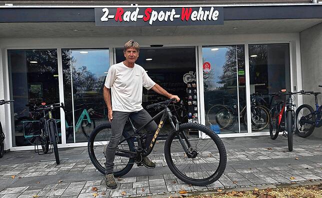Joachim Wehrle präsentiert das Trek Mountainbike, Hauptpreis des Weihnachtsgewinnspiels des SÜDKURIER und den Einzelhändlern des ...