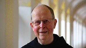 Er liebt Limericks und macht sie am liebsten selbst: Pater Albert Schmidt.