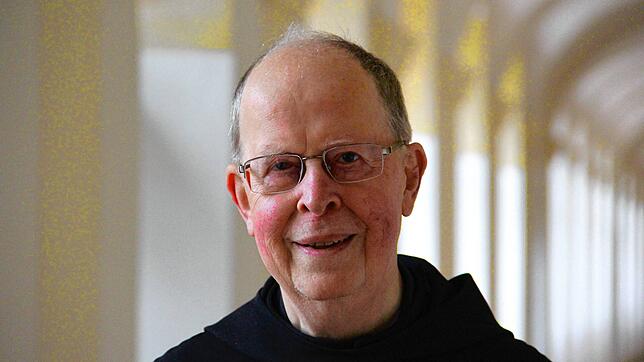 Er liebt Limericks und macht sie am liebsten selbst: Pater Albert Schmidt.