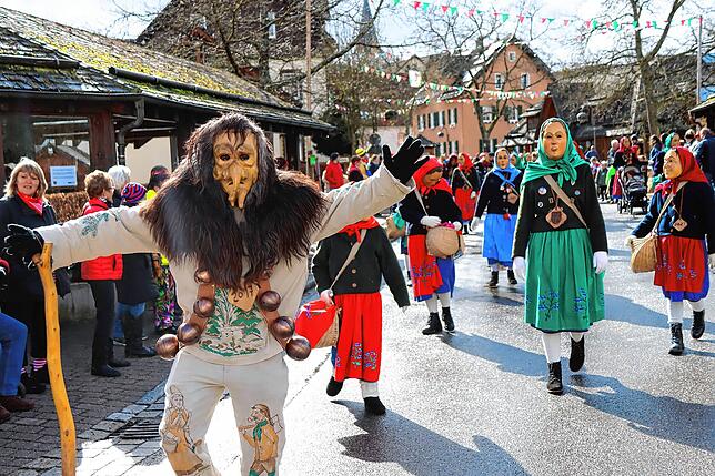 Bild 7: Unvergessliche Momente: Der Kinderumzug und Rathaussturm in Unterkirnach – Bilder des Narrensamens!