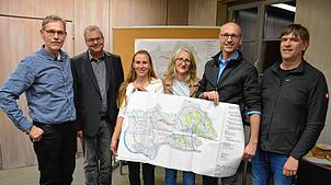 Exakt kartiert wurden die einzelnen Biotope auf der Gemarkung von Bad Säckingen – hier präsentieren Ralf Däubler, Bürgermeister ...