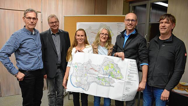 Exakt kartiert wurden die einzelnen Biotope auf der Gemarkung von Bad Säckingen – hier präsentieren Ralf Däubler, Bürgermeister ...