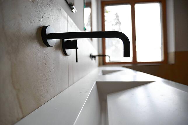 Blick ins Badezimmer.