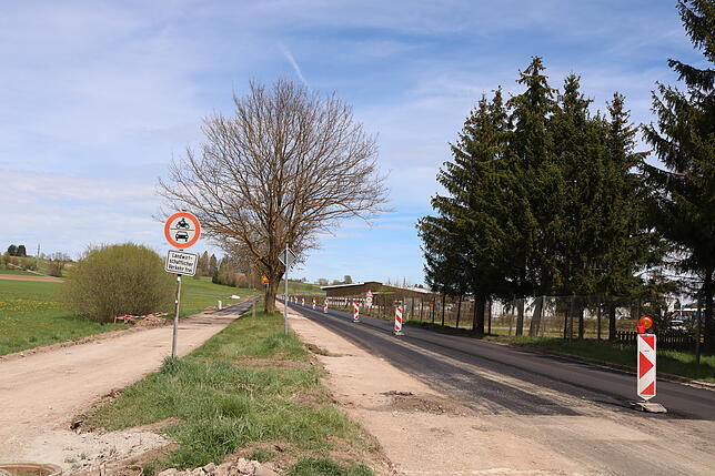 Die Baustelle Hochstraße ist bald Geschichte. Auf der Straße (rechts) wird am Wochenende der Feinbelag aufgetragen. Der neue Geh- und ...