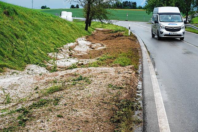 Noch am Dienstag lagen Reste des Hagels, der sich am Montagabend in Massen über Bachheim ergossen hatte, am Straßenrand
