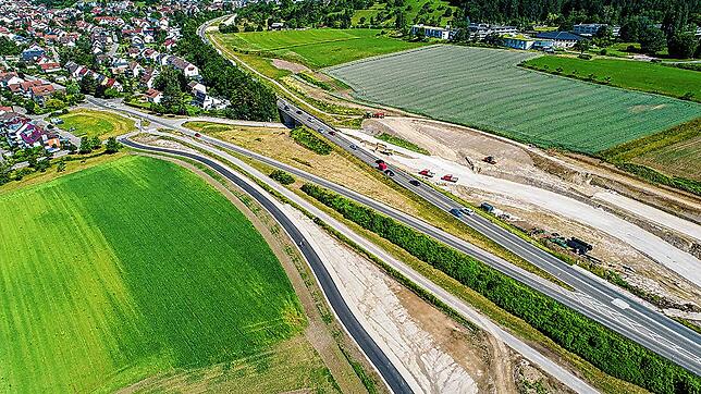 Die Baustelle an der B33: Links oben ist Allensbach mit der Konstanzer Straße zu sehen. Oberhalb der B33-Fahrbahn verläuft die ...