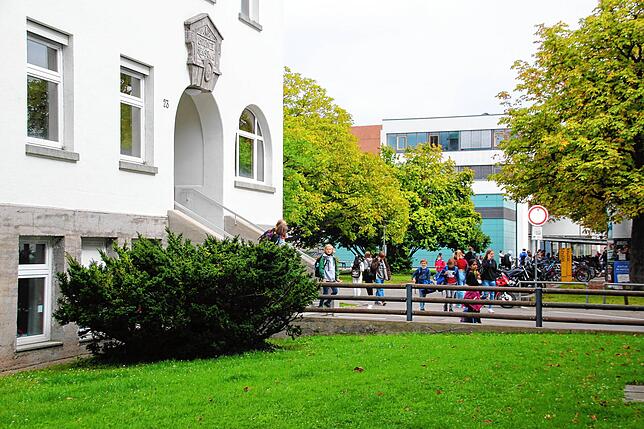 Auf den Häfler Schulhöfen, wie hier am Graf-Zeppelin-Gymnasium, herrscht keine Maskenpflicht. In den Innenräumen wird allerdings überall ...
