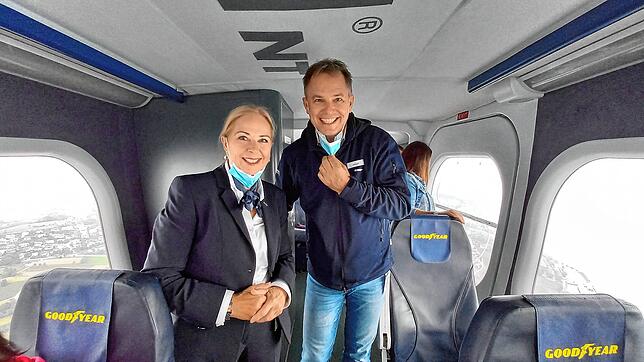 Flugbegleiterin Elisabeth Trapp und Chef Eckhard Breuer wollen ihren Gästen ein tolles Erlebnis bieten.