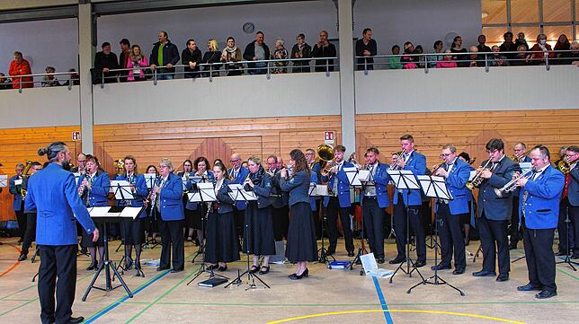 Musiker aus Großschönach und aus Herdwangen spielen gemeinsam vor und nach der Verkündung des Ergebnisses auf.