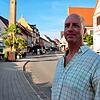 Bürgermeister-Bewerber Michael Mende vor der Stockacher Hauptstraße in der Oberstadt.