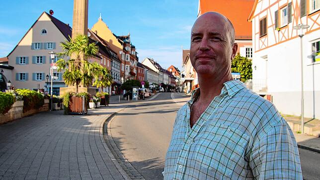 Bürgermeister-Bewerber Michael Mende vor der Stockacher Hauptstraße in der Oberstadt.