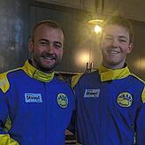 Felix und Oskar Müller in ihren Overalls bei der Fahrersichtung am Nürburgring.