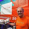 Axel Nieburg, Geschäftsführer der Baugenossenschaft Hegau, präsentiert die Dokumentation des Singener Kunstfestivals Arte Romeias.