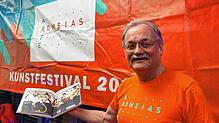 Axel Nieburg, Geschäftsführer der Baugenossenschaft Hegau, präsentiert die Dokumentation des Singener Kunstfestivals Arte Romeias.