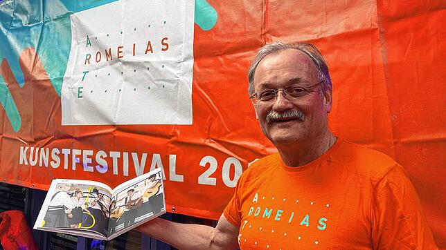 Axel Nieburg, Geschäftsführer der Baugenossenschaft Hegau, präsentiert die Dokumentation des Singener Kunstfestivals Arte Romeias.
