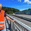 Jörg Bauer vom Regierungspräsidium Freiburg läuft auf der neuen Behelfsbrücke bei Allensbach. Sie wird am Mittwoch, 7. August, für den ...