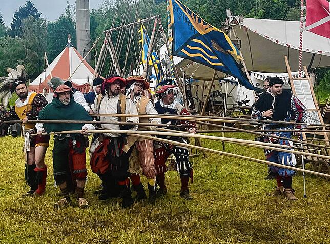 Ein Aufmarsch mit Waffen und Lanze beim Grüninger Mittelaltermarkt im Juni. Eine Zeitreise in die Jahre des Bauernkriegs soll es auch im ...