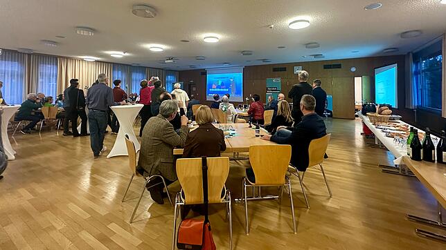 Auf der Wahlparty der CDU im Münsterzentrum in VS-Villingen verfolgen Politiker und Besucher gespannt die ersten Prognosen.