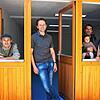 Vor dem Eingang zum neuen Sportraum im Kinderhaus Bodensee in Mindersdorf (von links): Casey Hautzinger, Frank Vögtle (Vorsitzender des ...