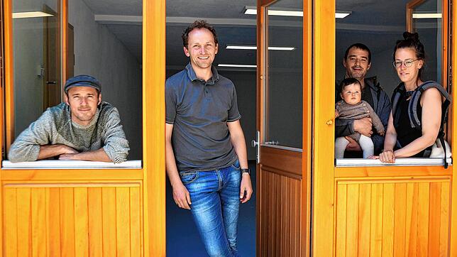 Vor dem Eingang zum neuen Sportraum im Kinderhaus Bodensee in Mindersdorf (von links): Casey Hautzinger, Frank Vögtle (Vorsitzender des ...